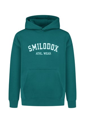 Türkisfarbener Hoodie mit großem weißen Text "SMILODOX ATHL. WEAR" über der Brust, vordere Kängurutasche und gerippte Bündchen und Saum.