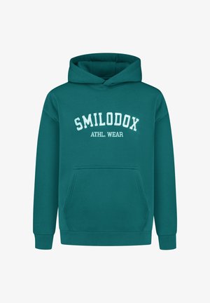 Türkisfarbener Hoodie mit großem weißen Text "SMILODOX ATHL. WEAR" über der Brust, vordere Kängurutasche und gerippte Bündchen und Saum.