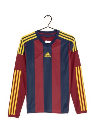 Maillot de sport Adidas à manches longues avec des rayures verticales bordeaux et bleu marine et un détail trois bandes jaunes sur les manches et les épaules, suspendu sur un cintre noir.