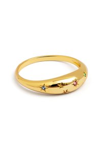 Anello in tono oro con una fascia liscia e arrotondata, decorato con accenti a forma di stella che presentano pietre preziose multicolori in blu, verde e rosa.