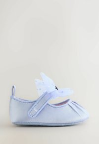 Ballerine in raso azzurro chiaro con design plissettato, cinturino a velcro e fiocco in tulle con pois sulla parte anteriore.