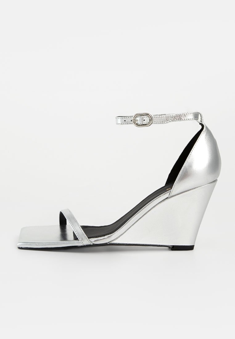 ALOHAS Sandalen met sleehak zilverkleurig