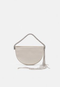 Sac à main en forme de demi-lune en matériau beige doux avec une bandoulière chaîne argentée et un détail à franges. Texture lisse, design minimaliste et absence de quincaillerie visible.