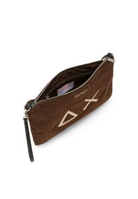 Borsa a pochette in corduroy marrone con chiusura a zip, caratterizzata da una superficie liscia e testurizzata e un design geometrico ricamato in beige. Manico a polso nero imbottito.
