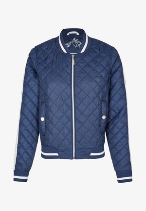 Kurtka bombowca z pikowanej tkaniny w kolorze granatowym, z białymi paskami, ze żebrowanym kołnierzem, mankietami i dołem, wyposażona w zamek błyskawiczny z przodu oraz dwie boczne kieszenie.