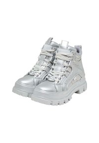 Srebrne sneakersy za kostkę z grubą podeszwą, gładkim metalicznym wykończeniem, wzmocnionymi przelotkami oraz teksturowanymi akcentami po bokach.
