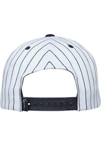 Hvit caps med vertikale svarte striper, med svart plastisk snapback-lukking og en rund toppknapp.