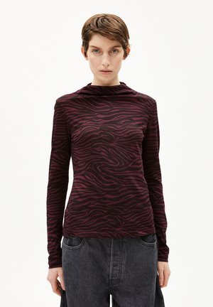 Langärmliges Oberteil in dunkelkirsche mit einem schwarzen Zebra-Streifenmuster. Weicher, elastischer Stoff mit hochgeschlossenem Ausschnitt und figurbetontem Schnitt.