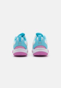 Vue arrière de chaussures de sport avec une base blanche, des accents bleu clair, une semelle rose et un panneau en maille rose texturé au niveau du talon.