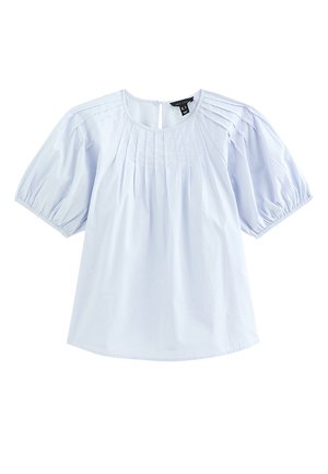 Lichtblauwe blouse met korte mouwen, ronde hals, voorplooien, pofmouwen en elastische manchetten, met knoopsluiting aan de achterkant.