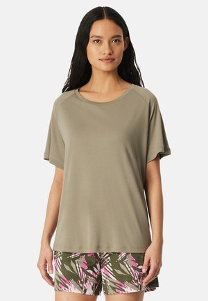 Khakifarbener T-Shirt mit kurzen Ärmeln und rundem Halsausschnitt. Weicher, glatter Stoff. Kombiniert mit grünen Shorts mit pinkem abstraktem Muster.