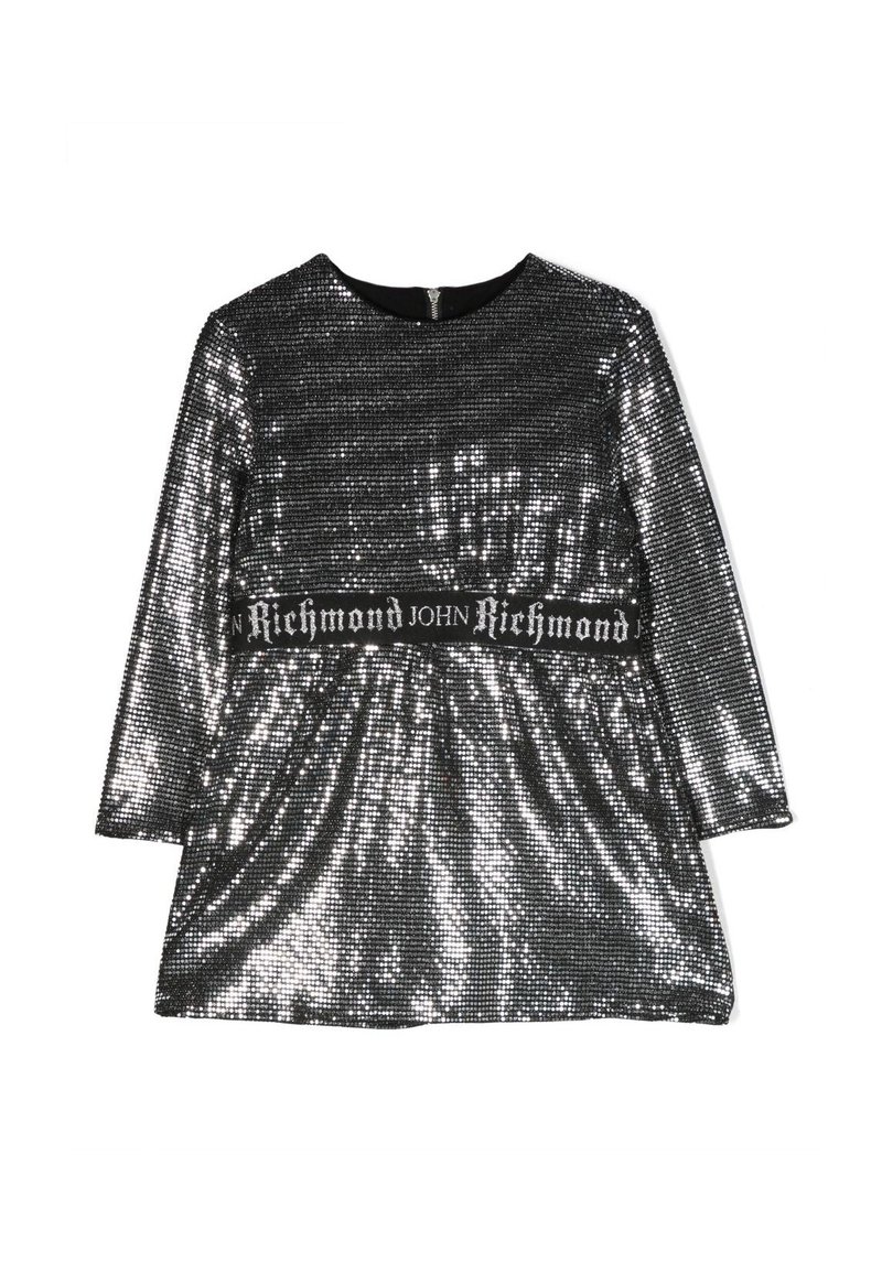 Vestito d'argento con paillettes, maniche lunghe e scollo rotondo. Presenta una cintura nera con il marchio "Richmond". Texture liscia.