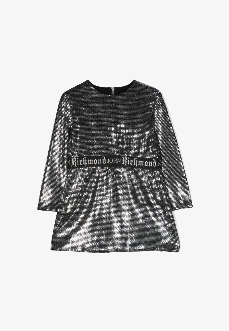 Vestito d'argento con paillettes, maniche lunghe e scollo rotondo. Presenta una cintura nera con il marchio "Richmond". Texture liscia.