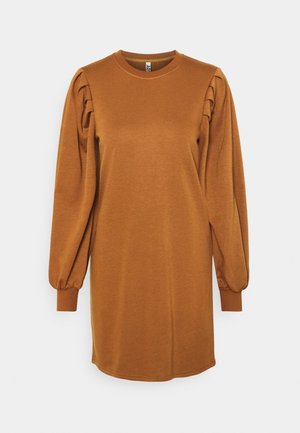 Robe marron à manches longues en tissu texturé. Elle présente un col rond et des manches bouffantes froncées, se terminant au-dessus du genou.