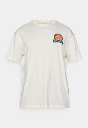 T-shirt branca de gola redonda em algodão suave com mangas curtas, apresentando um logótipo bordado colorido no peito com detalhes em verde e laranja.