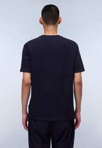 Mørkeblå bomulds T-shirt med korte ærmer, bådudskæring og lige bund. Stoftet har en glat tekstur uden synlige mønstre.