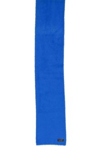 Sciarpa di un vivace blu, simile a pelo, con una trama morbida, lunga e rettangolare. Presenta un'etichetta nera con testo dorato vicino a un'estremità.