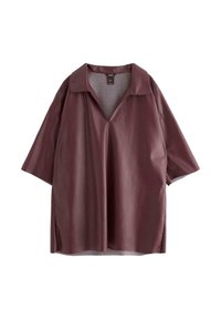 Bordeaux oversized skjorte med en spids krave, korte ærmer og en dyb V-udskæring. Lavet af et glat, blankt materiale med sideslids.