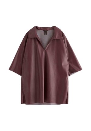 Burgundy oversized skjorta med spetsig krage, korta ärmar och djup V-halsringning. Tillverkad av ett glatt, glänsande tyg med sidoöppningar.