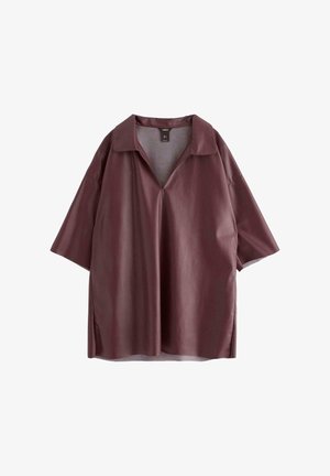 Camicia oversize bordeaux con colletto a punta, maniche corte e scollatura a V profonda. Realizzata in un tessuto liscio e lucido con fessure laterali.