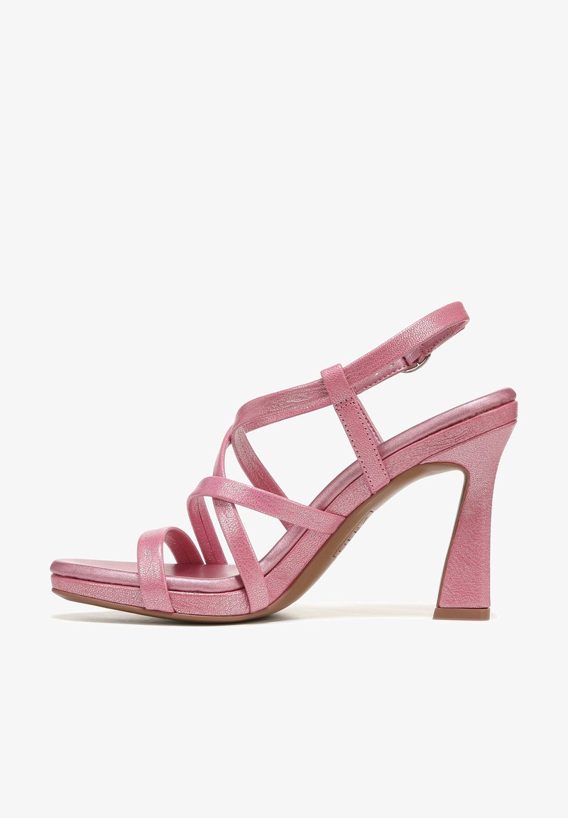 Sandales à talons hauts roses avec plusieurs brides croisées, texture brillante et design à bout carré. Comprend un talon épais pour plus de stabilité.