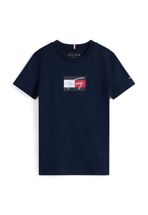 T-shirt blu navy a maniche corte con scollo rotondo e logo rettangolare centrale in rosso, bianco e blu con testo calligrafico stilizzato.