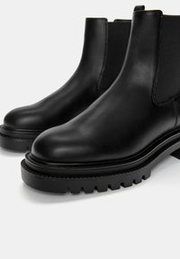 PULL&BEAR Kotníkové boty - black
