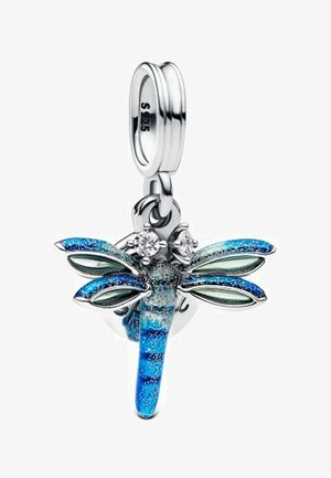 Pendentif libellule argenté avec des détails en émail bleu et vert, des accents scintillants et deux pierres précieuses transparentes sur la tête. Attache en boucle sur le dessus.