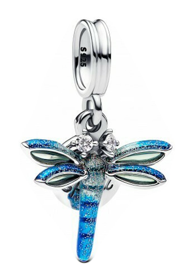 Pendentif libellule argenté avec des détails en émail bleu et vert, des accents scintillants et deux pierres précieuses transparentes sur la tête. Attache en boucle sur le dessus.