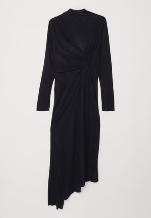 Vestido negro de manga larga con un diseño drapeado, que presenta un detalle de torsión en la cintura y un dobladillo asimétrico fluido. Textura de tela suave.