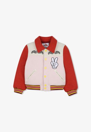 Giacca color-block con maniche rosse, corpo crema e rosa, bottoni gialli, orlo a righe, dettagli paisley e una patch a forma di mano della pace sul davanti.