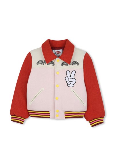 Giacca color-block con maniche rosse, corpo crema e rosa, bottoni gialli, orlo a righe, dettagli paisley e una patch a forma di mano della pace sul davanti.
