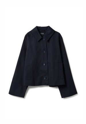 Chaqueta corta azul marino con mangas anchas, cuatro botones delanteros, dos bolsillos laterales y cuello clásico, colocada sobre un fondo blanco.