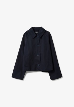 Marineblauw cropped jack met brede mouwen, vier knopen aan de voorkant, twee zijzakken en een klassieke kraag, platgelegd op een witte achtergrond.