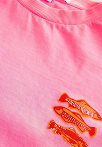 REGULAR FIT - OVERSIZED GRAPHIC SHORT SLEEVE CREW NECK - Tričko s potlačou - fluro pink