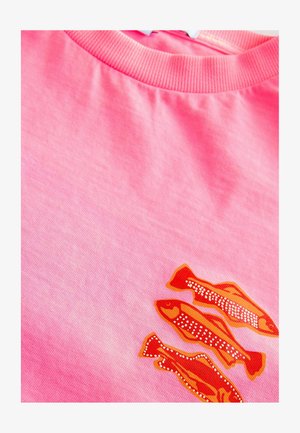 Lyserød bomulds-t-shirt med rund hals, med et trykt design af tre orange fisk med hvide prikkede detaljer på forsiden.