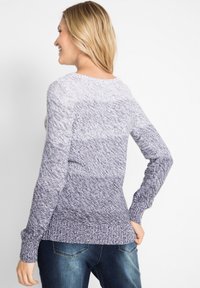 Maglione lavorato a maglia in tonalità gradienti che vanno dal grigio chiaro al grigio scuro. Presenta maniche lunghe e un orlo a coste. Texture morbida con una vestibilità ampia.