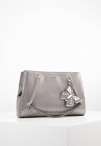 Grijze synthetische handtas met reliëflogo-patroon, zilveren kettingschouderriemen en een decoratieve vlinderaccent. Heeft een gestructureerde vorm.