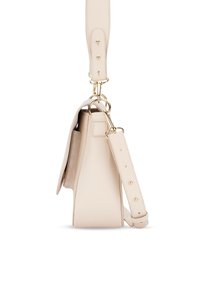 Beige läderhandväska med guldhardware, platt sida, justerbar rem och slät yta. Har en minimalistisk design och klassisk form.