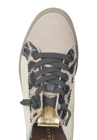 Vetersneaker in roomkleurig leer met grijze suède accenten en dierenprintdetails. Voorzien van grijze veters en een gouden hardware logo.