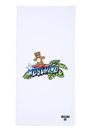 Biały ręcznik z misiem surfingującym na czerwonej desce surfingowej nad napisem "MOSCHINO" i zielonymi tropikalnymi liśćmi, "MOSCHINO KID" w dolnym rogu.