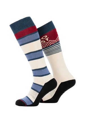 Gestreepte kniehoge sokken met een blauw en roomkleurig patroon, voorzien van rode accenten en een geometrisch ontwerp op de boord. Zwarte zolen.