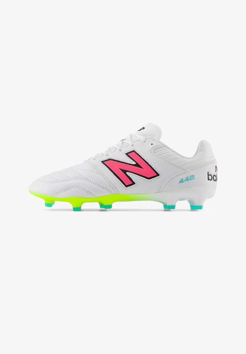 Weiße Fußballschuhe mit einer strukturierten Oberseite, die ein leuchtend pinkes "N"-Logo, eine grün-gelbe Sohle und blaue Akzente an den Stollen aufweisen.