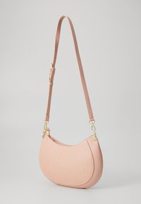 Ροζ ψεύτικη δερμάτινη τσάντα ώμου με καμπυλωτό σχήμα, υφασμάτινο μπροστινό μέρος και χρυσές λεπτομέρειες. Ρυθμιζόμενος ιμάντας για ευέλικτη μεταφορά.