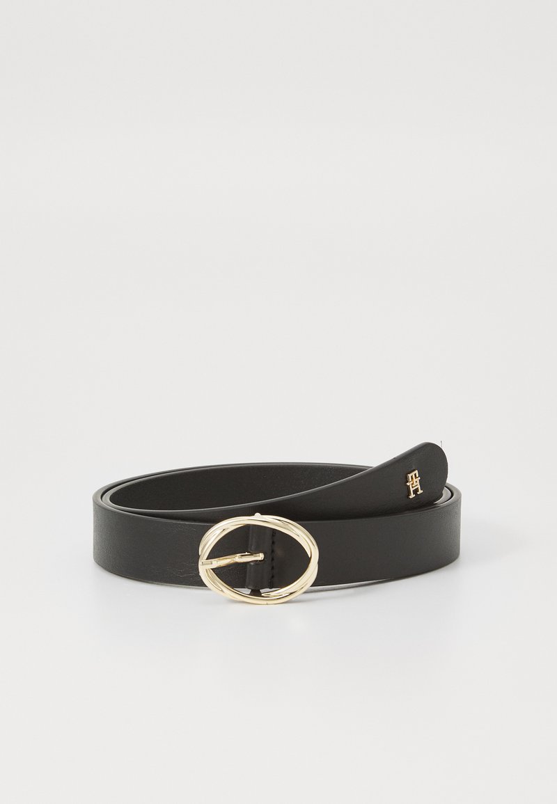 Zwarte leren riem met een ronde goudkleurige gesp. Bevat een gladde textuur en een subtiele reliëflogo aan de uiteinden.