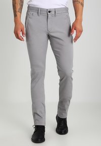 Ljust grå slim-fit byxor med en mjuk textur, utrustade med fickor på sidorna, en knappstängning och en bältesloopad midja.