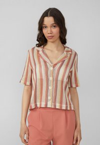 Geweven shirt met korte mouwen met horizontale strepen in roest, crème en geel. Knopsluiting en een kraag met een ontspannen pasvorm.