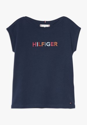 Námořnická modrá polokošile s krátkým rukávem, s barevným výšivkou "HILFIGER" přes hruď a malou vlajkou Tommy Hilfiger u lemu.