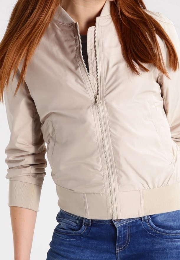 Béžová bomber bunda se zipem, žebrovanými manžetami a pasem; vyrobena z hladkého, lehkého materiálu; disponuje minimalistickým designem.