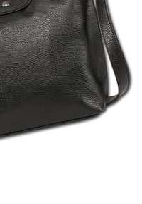 Zwarte handtas van textuurleer met zilveren knoopdetails en een enkele schouderband op een witte achtergrond.